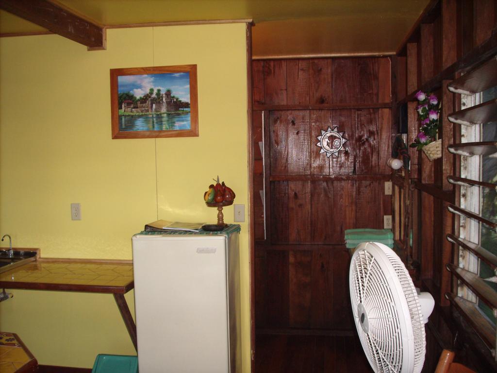 Green Parrot Beach Houses And Resort Placencia Luaran gambar